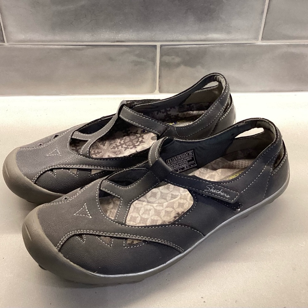 Skechers Mary Jane walking shoes. Air cooled Memory Foam Closed toe w tread. EUC